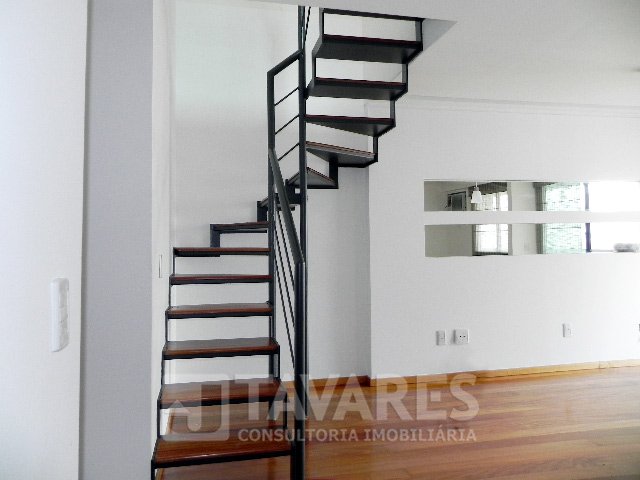 Escada acesso ao 2º piso