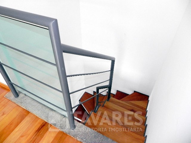 Escada acesso ao 2º piso foto 2