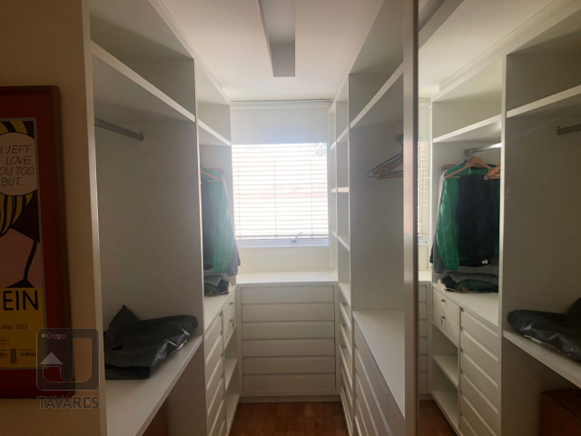 suite master closet.