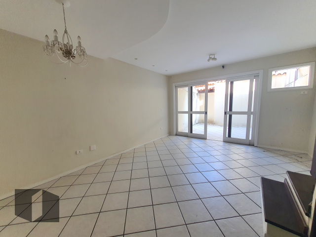 Casa à venda com 3 quartos, 200m² - Foto 1