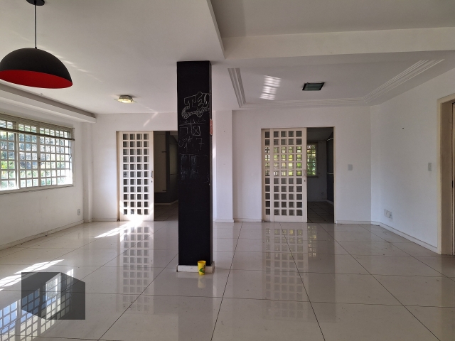 Casa à venda com 4 quartos, 245m² - Foto 3