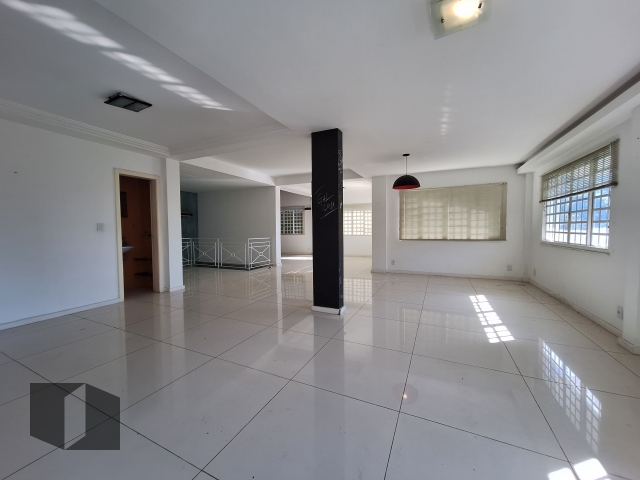 Casa à venda com 4 quartos, 245m² - Foto 2