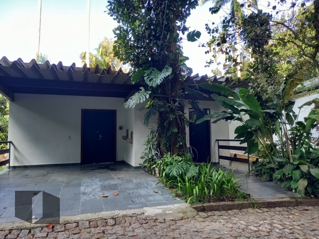 Casa à venda com 3 quartos, 276m² - Foto 1