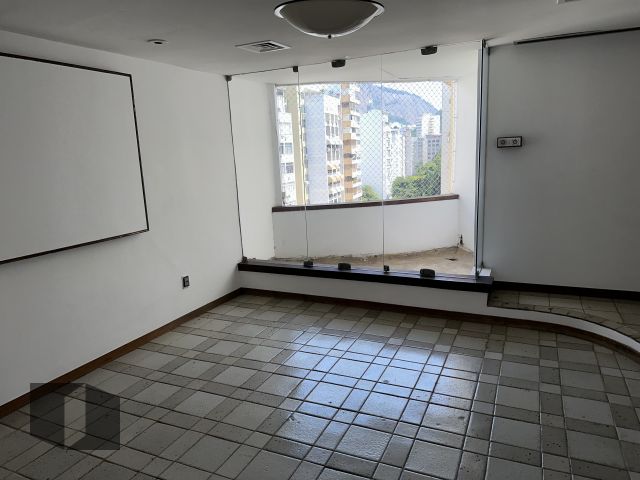 Apartamento à venda com 3 quartos, 195m² - Foto 2