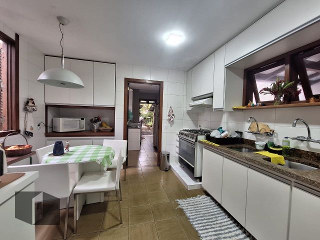 Casa à venda com 4 quartos, 300m² - Foto 41