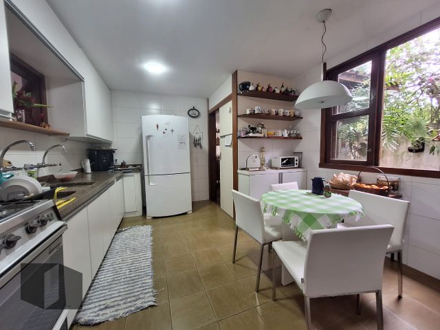 Casa à venda com 4 quartos, 300m² - Foto 42