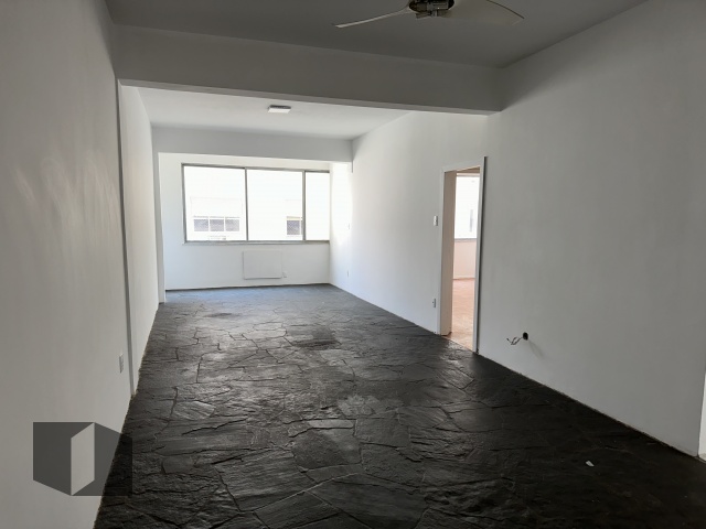 Apartamento à venda com 3 quartos, 151m² - Foto 2