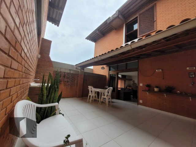 Casa à venda com 6 quartos, 262m² - Foto 4