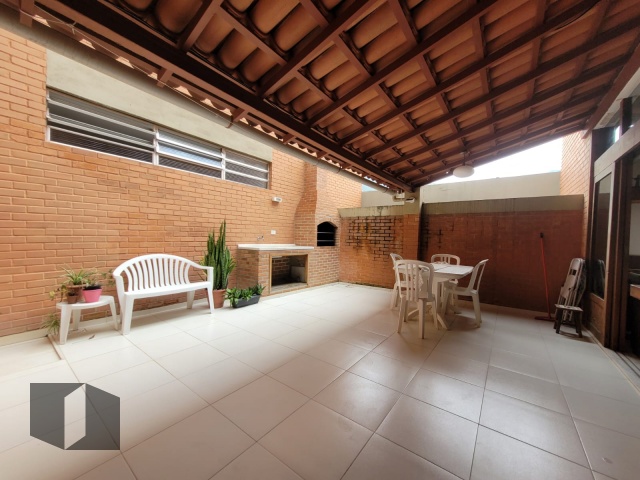 Casa à venda com 6 quartos, 262m² - Foto 2