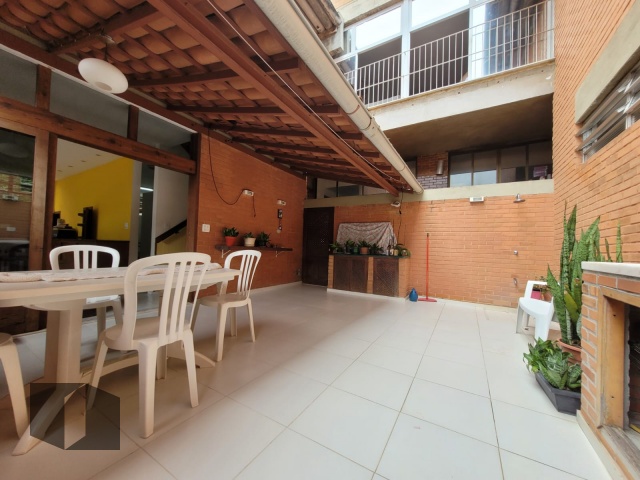 Casa à venda com 6 quartos, 262m² - Foto 3