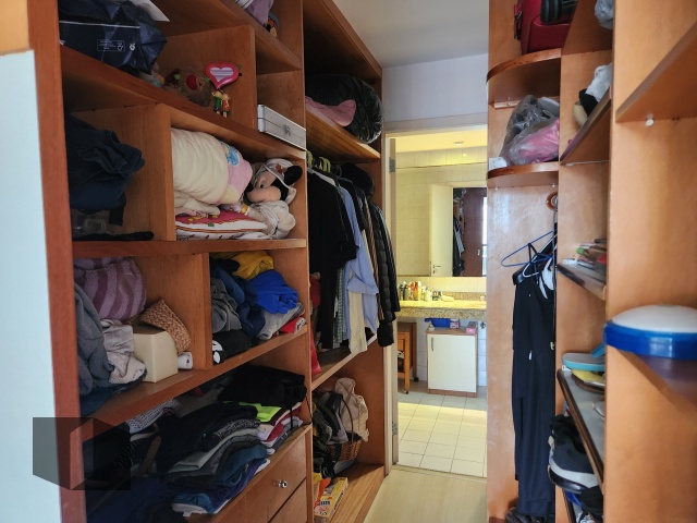 24 closet suite 2