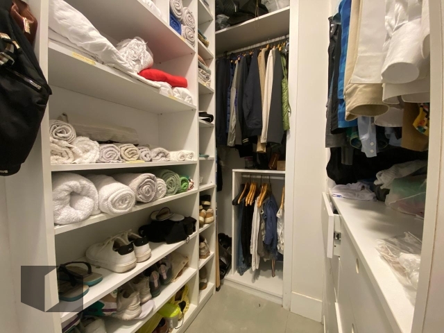 4 closet (2).jpeg