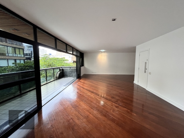 Apartamento para alugar com 4 quartos, 200m² - Foto 1