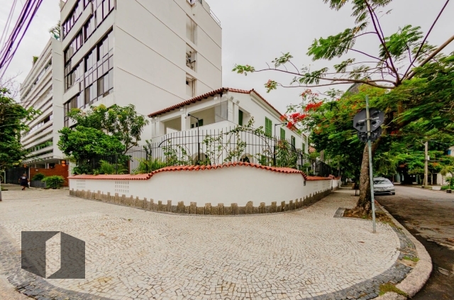 Casa para alugar com 4 quartos, 439m² - Foto 1