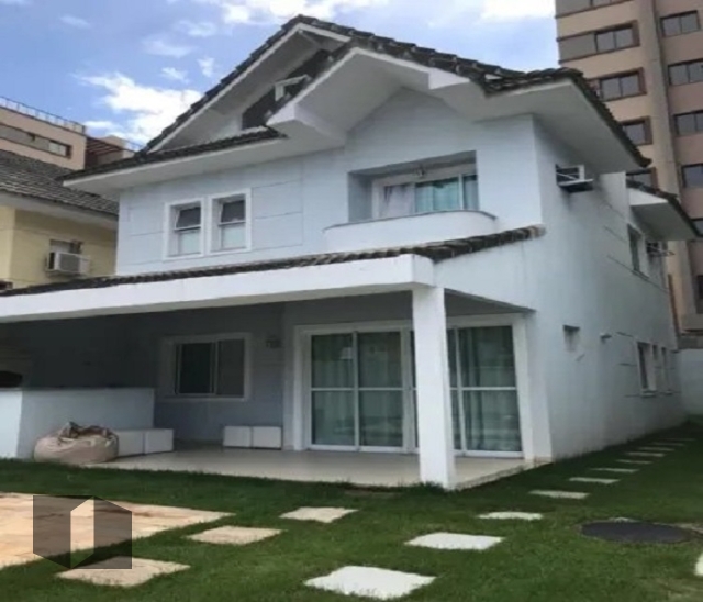 Casa à venda com 5 quartos, 180m² - Foto 1