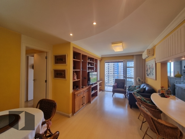 Apartamento à venda com 2 quartos, 70m² - Foto 3