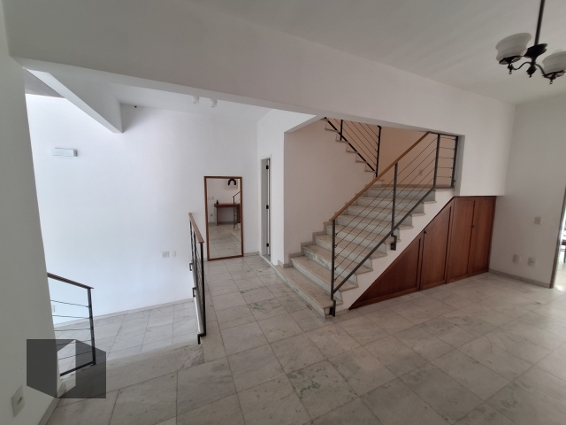 Casa para alugar com 4 quartos, 600m² - Foto 2