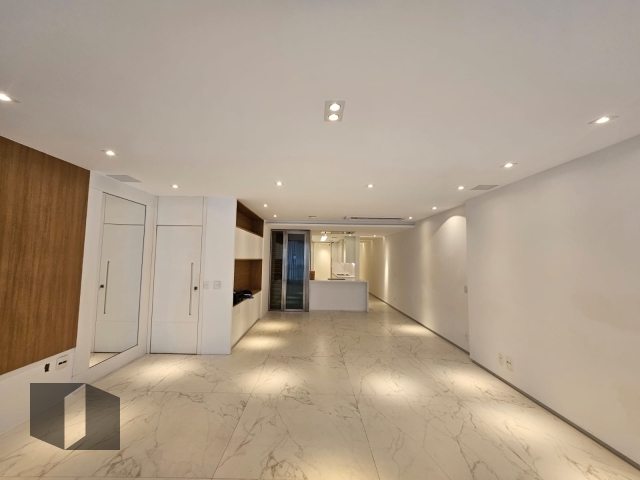 Apartamento à venda com 3 quartos, 155m² - Foto 2