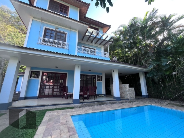 Casa à venda com 6 quartos, 294m² - Foto 1